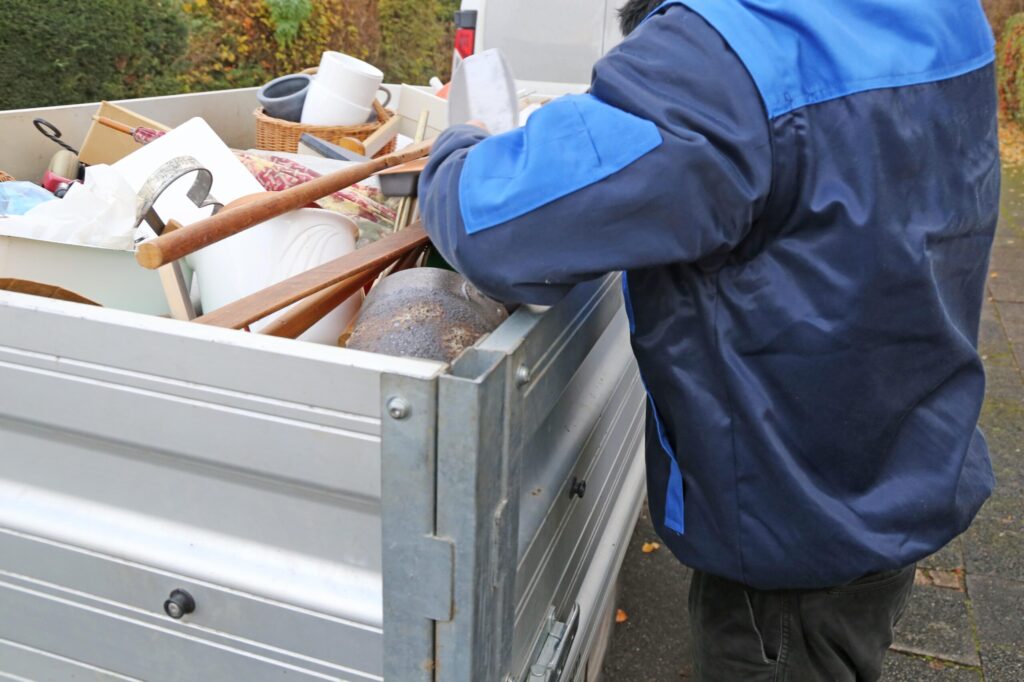 Sichere Verladung von sperrigem Hausrat während einer Entrümpelung im Bensberger Wohnviertel Kaule.